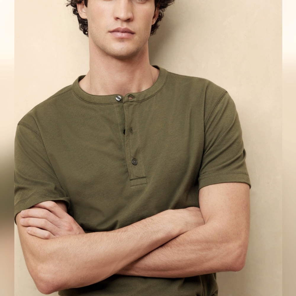 Banana Republic T Shirt L